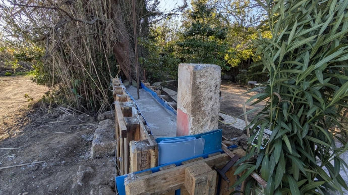 Mauer hinter dem Hühnerstall